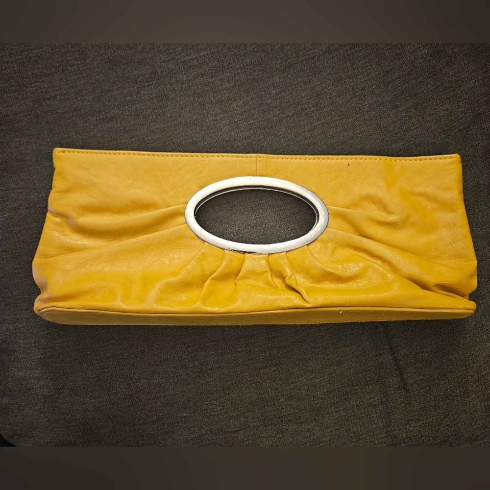 Snap closure clutch